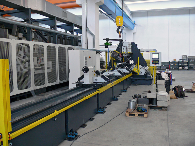 The thread rolling machine in the production hall of Cadei.