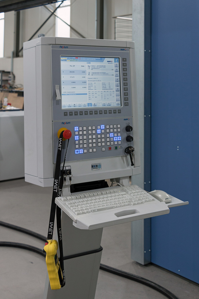 Unità di controllo Flexium+ 68 corredata di una HMI FS153i e di un pannello di comando MP06 di NUM.