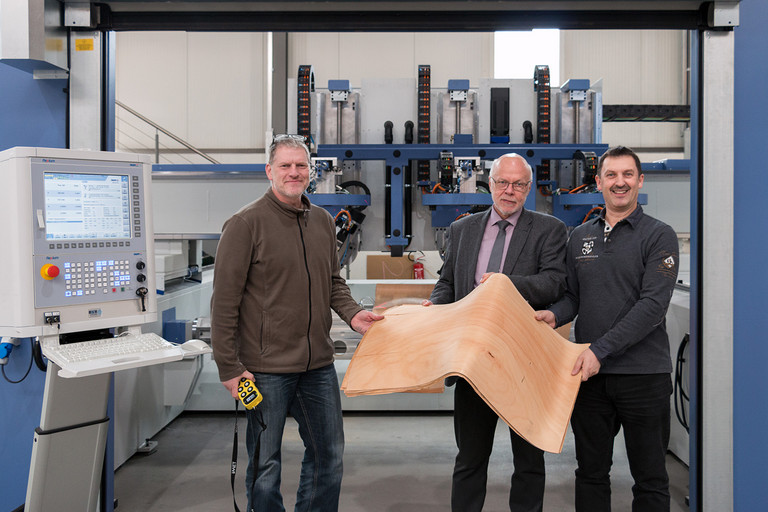 Von rechts nach links: Herr Michael Köhler, Geschäftsführer von MKM International, Herr Bernhard Simon, Verkaufsingenieur von NUM Deutschland und Herr Jörg Wilkening, CNC-Programmierer bei MKM International.