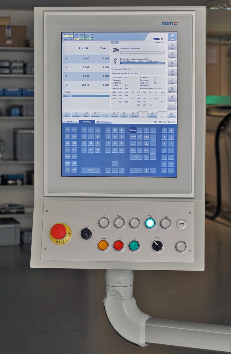 NUM FS192i HMI, complemented by the operating panel developed in-house by Felastec.