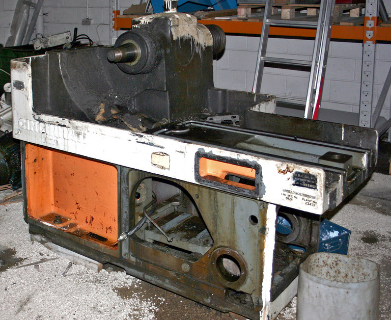 Ursprüngliches hydraulisch-mechanisches Bearbeitungssystem der Cincinati 2-OM-Maschine diente als Basis.