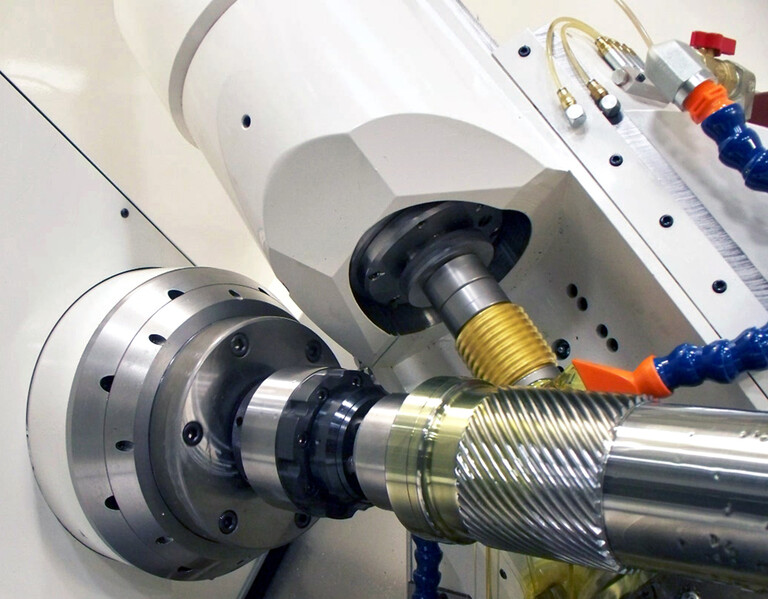 Die Zahnrad-Abwalzfräsmaschine 400H Series II verwendet die kompletten Fähigkeiten des vierachsigen elektronischen Getriebes von NUMgear, der verbreiteten Lösung für das Zahrad-Abwalzfräsen von NUM, um die Produktion von komplexen Zahnradteilen zu be