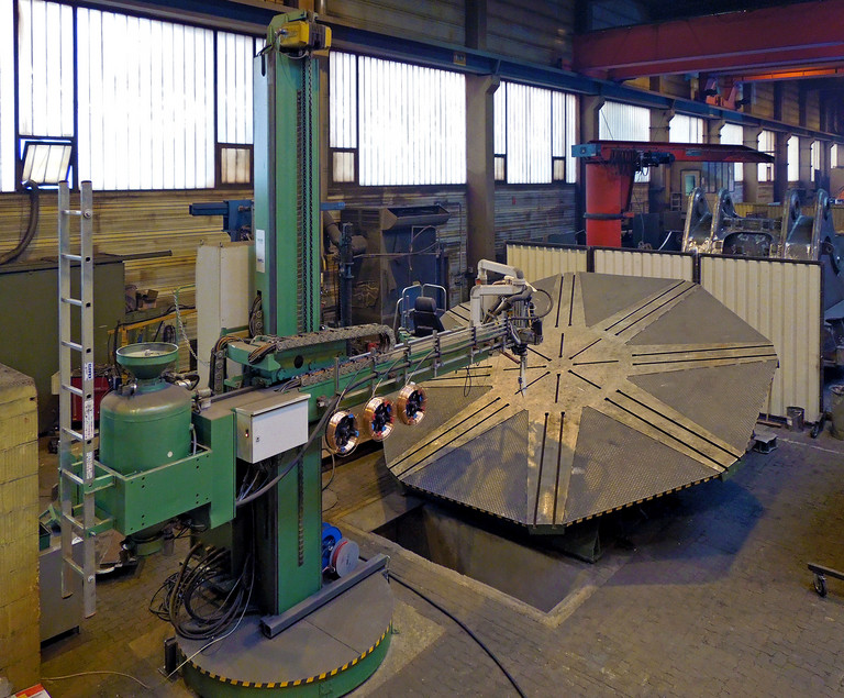 Sistema di saldatura ad arco sommerso con tavola inclinabile rotante.