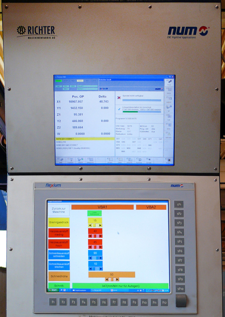 Flexium HMI auf dem oberen Bildschirm, Kunden Software auf dem unterem Bildschirm, dem NUM CNC Panel FS152i.