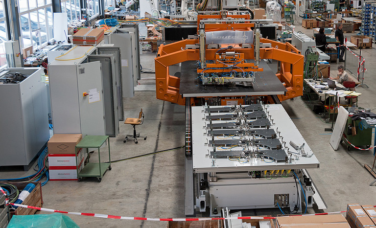 Saldatrice laser con piano di lavoro e fissaggio magnetico