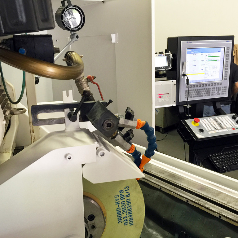 Vue de la machine de broyage retrofited et Flexium+ HMI.