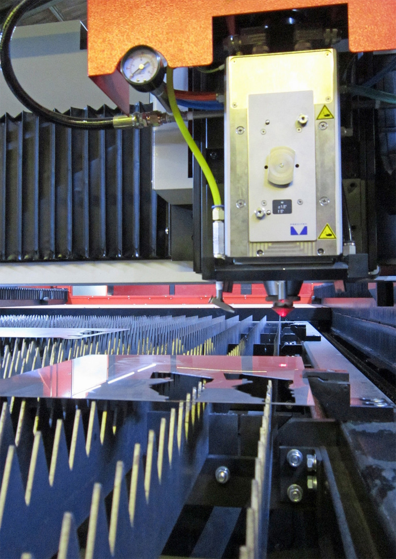 Le nouveau système optique volant positionne le rayon laser de la machine XO sur une surface de 1.5 x 3 mètres avec une précision de ±0.01 mm.