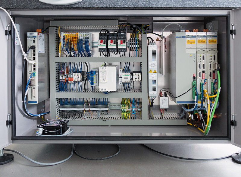 Cabinet of the LSW 330.