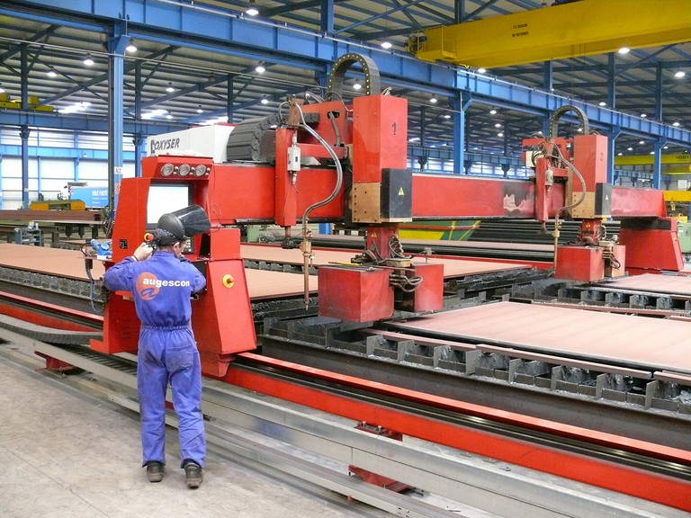 CNC kernel controls 16 axes including dual oxy-acetylene cutting heads.