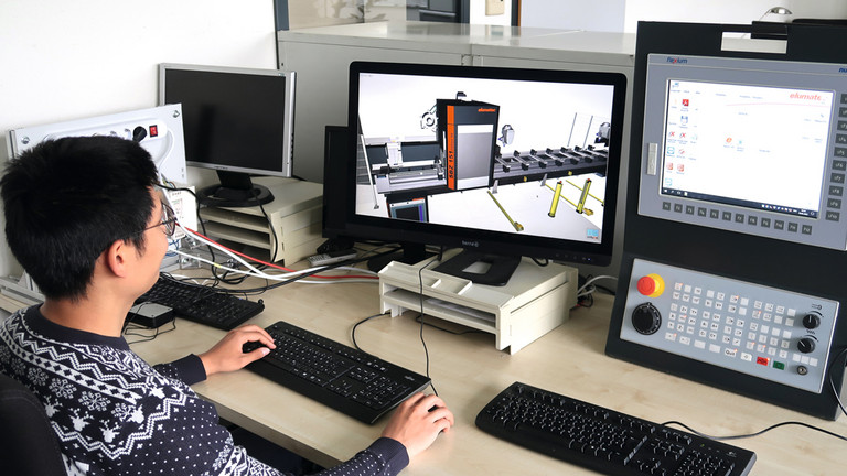 Ein Mitarbeiter simuliert die Funktionen eines SBZ 151 am System zur virtuellen Inbetriebnahme bei der elumatec AG