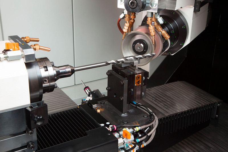 La nuova macchina rettificatrice NTG 6RL di Star Cutter dispone anche di un nuovo supporto meccanico pop-up servoassistito, che facilita in modo continuo la gestione degli utensili durante le operazioni di rettifica.