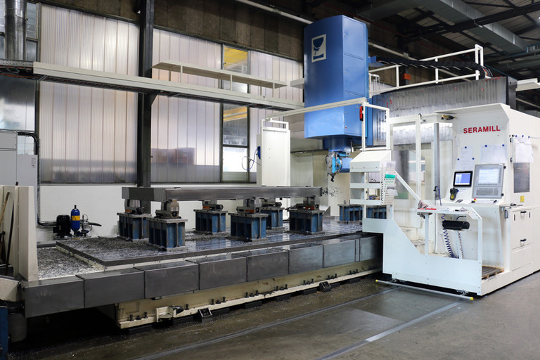 Centro di lavorazione a portale Seramill con controllo CNC NUM Flexium+