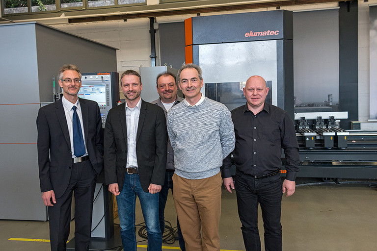 De droite à gauche : Stefan Schweikert, responsable de la conception électrique chez elumatec AG, Oliver Guigas, développeur de logiciels, Werner Münsinger, concepteur électrique chez elumatec AG, Felix Schlachter, responsable du développement logiciel chez elumatec AG et Christian Unger, directeur de NUM GmbH.