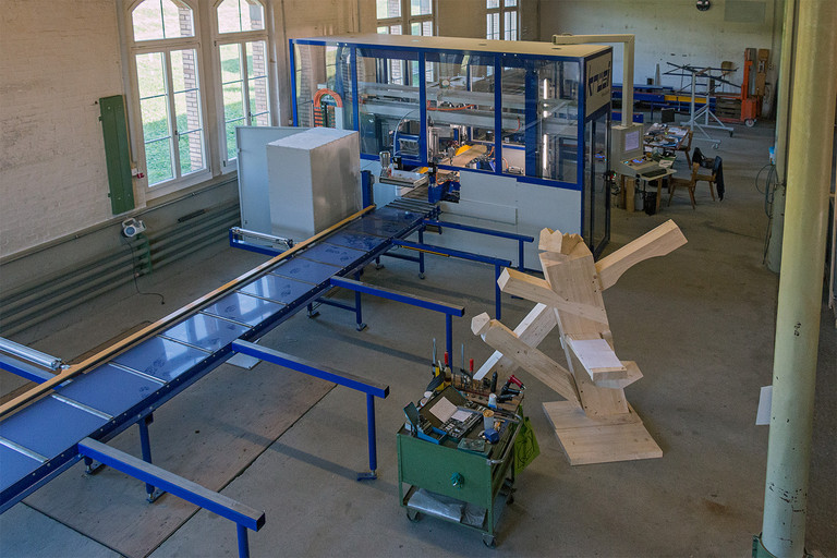 Vue en plongée sur le centre d‘usinage du bois CNC Krüsi Maschinenbau équipé d‘une commande numérique NUM.