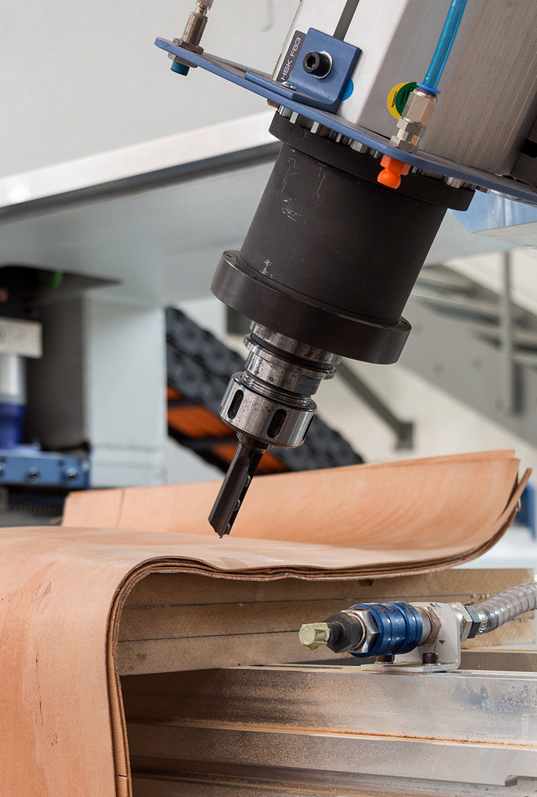 Testa di lavorazione con fresa accostata a un pezzo in lavorazione.