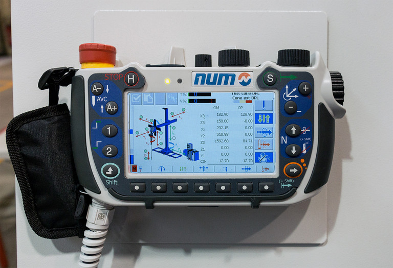 View of the FS152i panel with an additional 12” display and below the nPad, all 3 with personalized GUI.