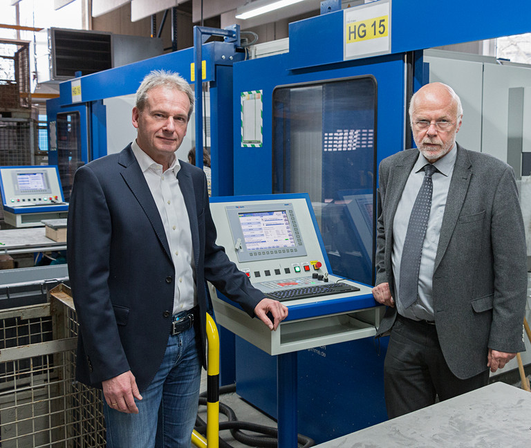 Da sinistra a destra: Andreas Single, amministratore delegato di Singleplast Wilfred Single GmbH, Bernhard Simon, ingegnere commerciale di NUM Germania.
