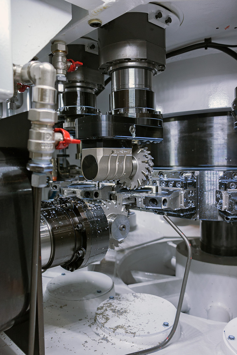 Blick auf den inneren Arbeitsbereich der Mehrspindel-Transfermaschine.