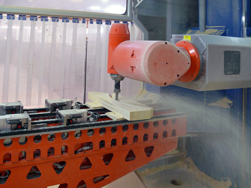 Testa di fresatura a due assi durante il processo di fresatura.