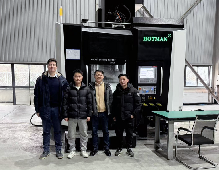 从左至右NUMgrind NUM 产品经理 Cédric Trachsler 先生、Hotman 技术负责人 FAN 先生、NUM 中国董事总经理 Longwei Jiang 先生、Hotman 电气工程师 XI 先生