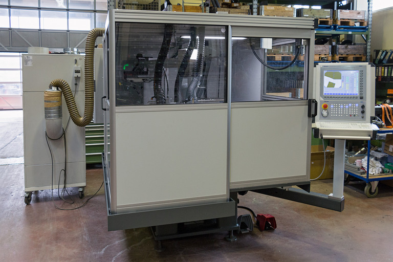 Vista della macchina per la ravvivatura e la profilatura AP900 di Rudolf Geiger Maschinenbau GmbH con controllo CNC Flexium+ di NUM.