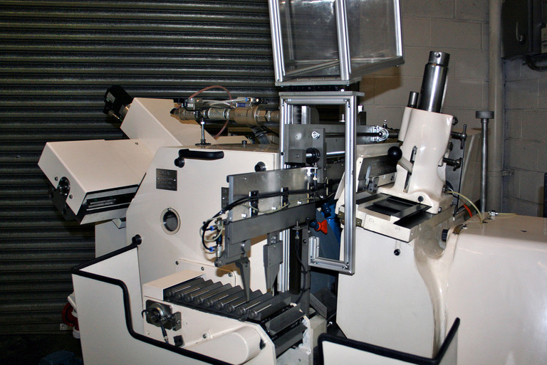 Centreless grinding machine for manufacturing fasteners for the aviation industry.