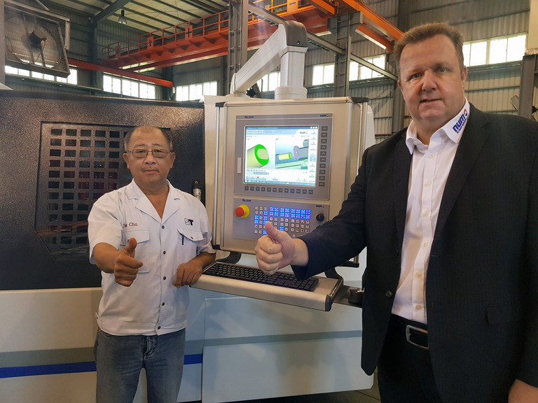 Von links nach rechts: Mr. Chu, General Manager von Supertec, und Adrian Kiener, CSO Asia NUM