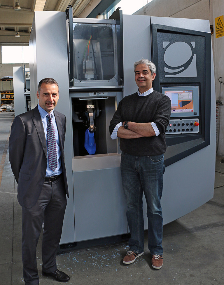 Pietro De Bernardi (right), Engineer at Newlast and Marco Battistotti, Director NUM Italy, in front of the SDRF1 last milling machine.