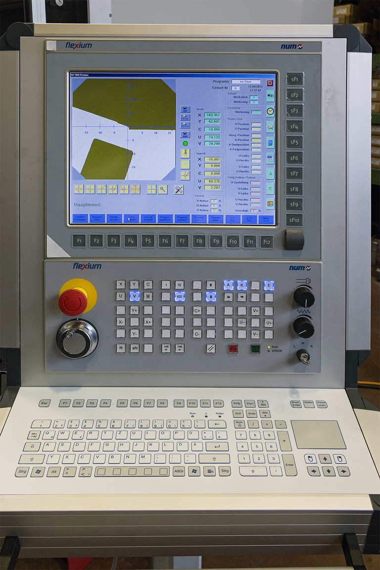 HMI del software sviluppato in proprio da Geiger per la macchina per la ravvivatura e la profilatura AP900.