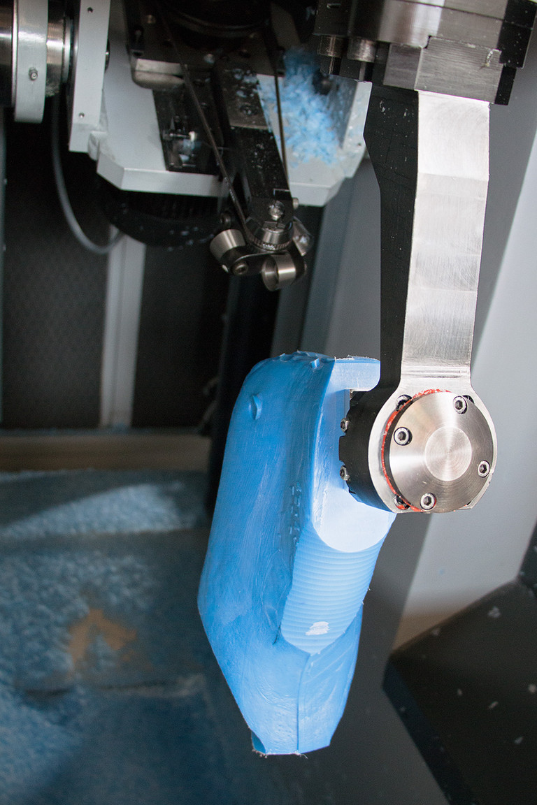 Production involves precision milling of a complete last. Starting with a roughed block of plastic or wood, the SDRF1HS machine produces a model – for a left or right foot – in just one working cycle.