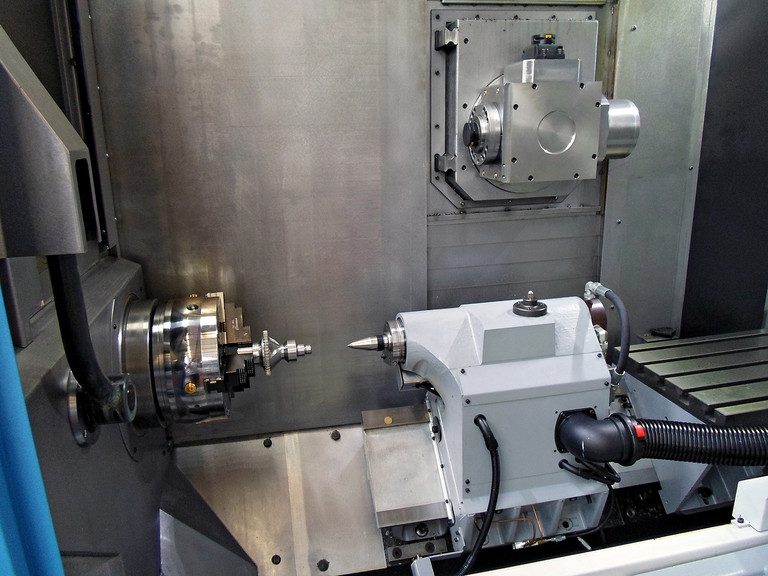 Genymab’s work surface with the tailstock and the milling work table on the right.