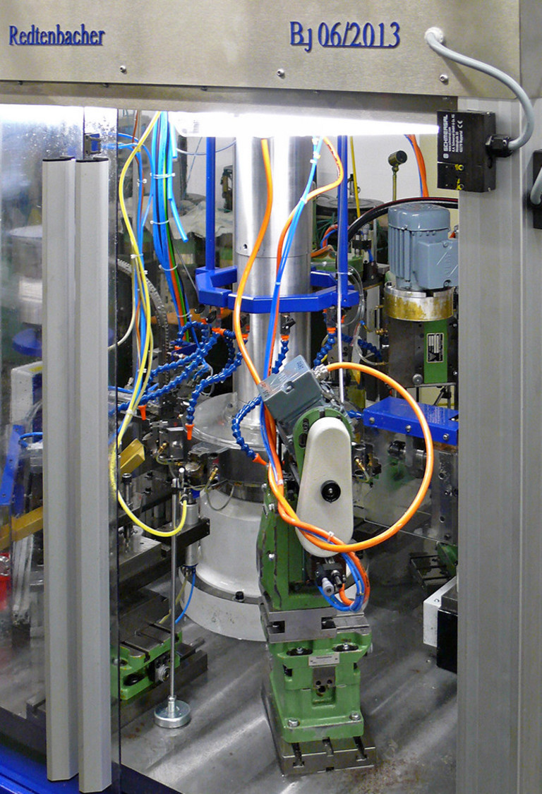 Le macchine multimandrini rotative CNC di Redtenbacher provviste del sistema Flexium CNC di NUM.