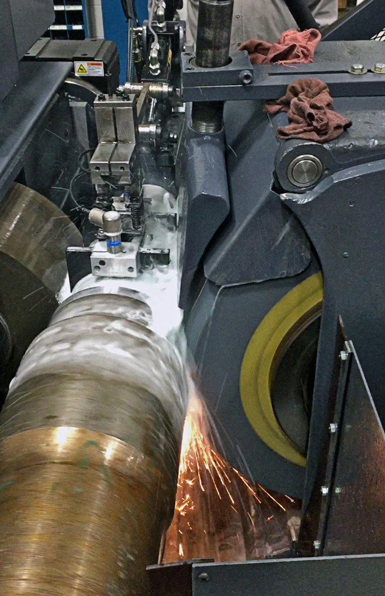 Ampi aggiornamenti meccanici ed elettrici a questa rettificatrice senza centri Landis includono un nuovo sistema Flexium CNC di NUM.