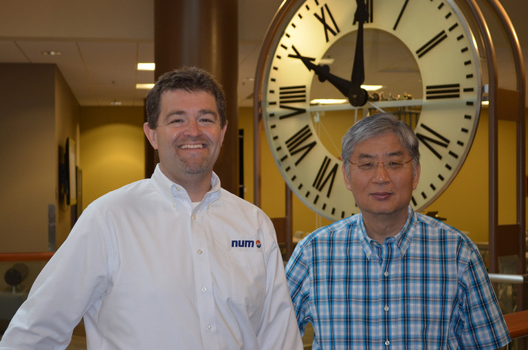 Steven Schilling, Directeur général de NUM Corporation, et Yung C. Shin (à droite), Professeur de génie mécanique à l’Université de Purdue, devant l’horloge historique du Heavilon Hall de l’Université.