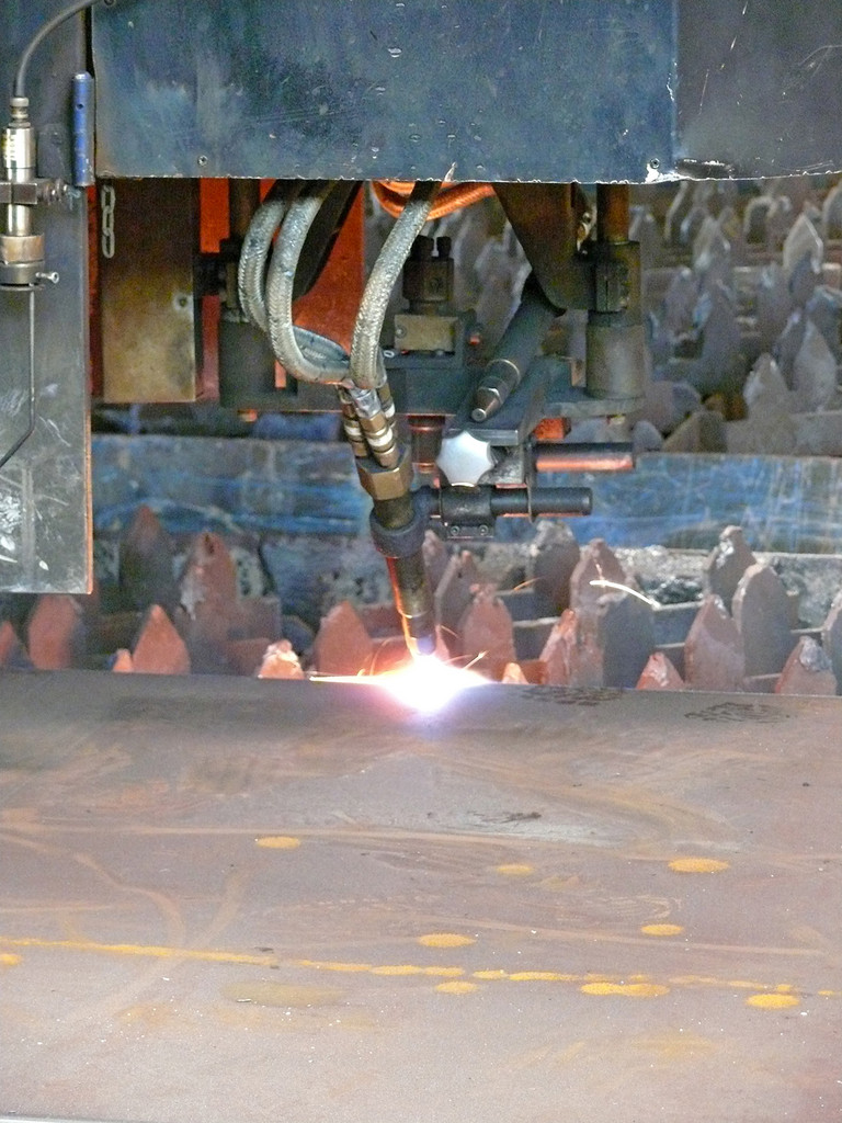 Machine de découpe au chalumeau, utilisée avec la fonction de coupe en biais.