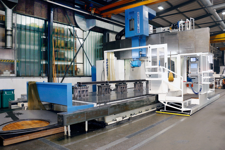 Centro di lavoro a portale Modumill con controllo CNC NUM Flexium+