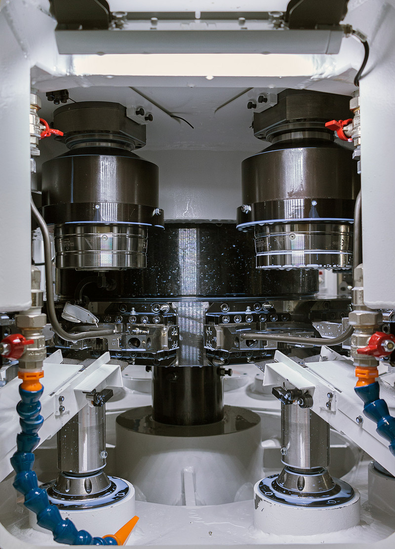 Blick auf den inneren Arbeitsbereich der Mehrspindel-Transfermaschine.