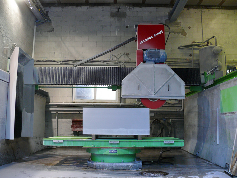 Steinsäge mit 3 Tonnen Sandsteinblock.