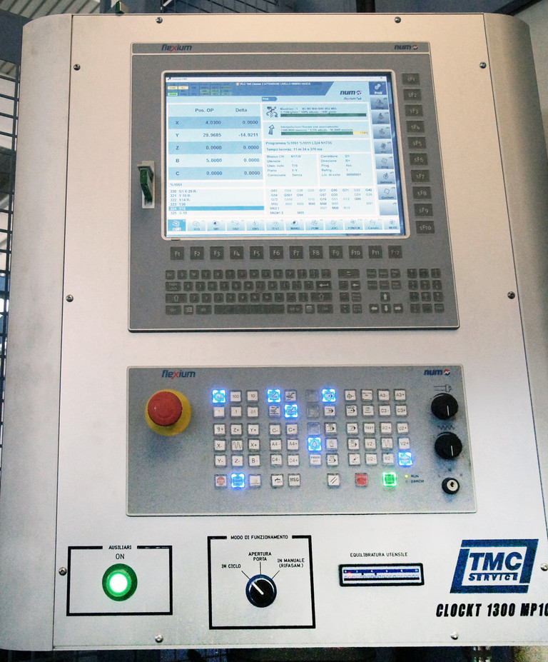安装在 Tank 1300 MCM 加工中心上配有 NUM Flexium+ 68 CNC 的控制面板