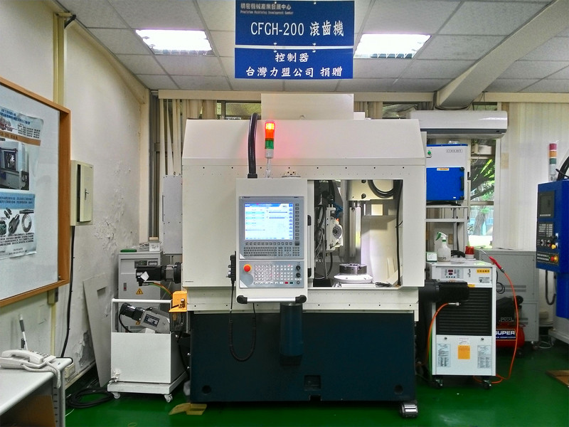 Engrenage de la machine de taillage de Feng Chia University est équipé de la dernière NUM Flexium + 68 système CNC.