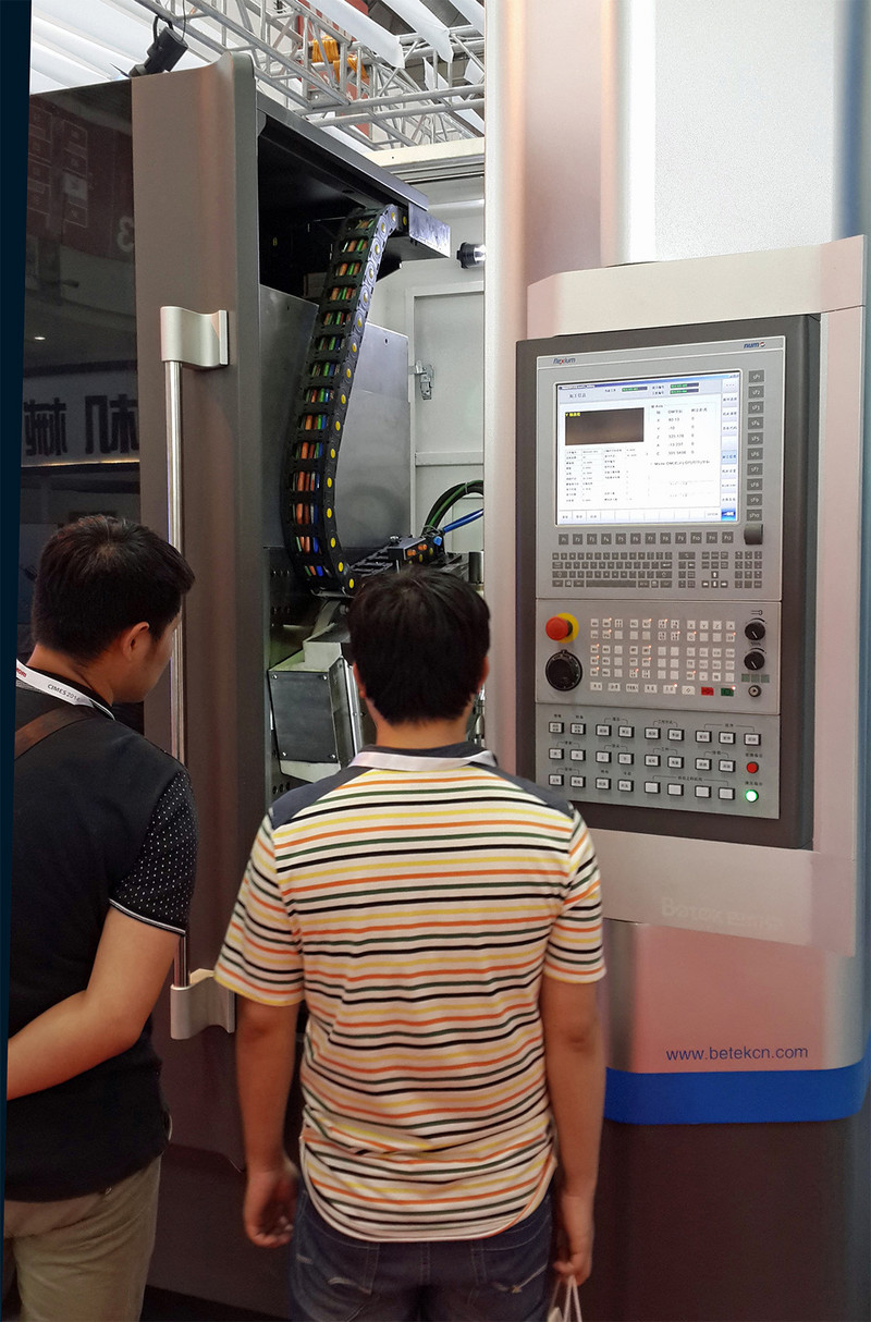 All human interaction with the gear hobbing machine is via a NUM FS152i operator panel, using a custom HMI developed by NUM’s partner, Mactool.