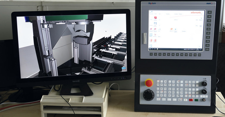Im System zur virtuellen Inbetriebnahme bei elumatec sind alle Steuerungskomponenten eins zu eins virtuell nachgebildet. Auf dem Bildschirm zu sehen ist der Bearbeitungskopf der SBZ 151