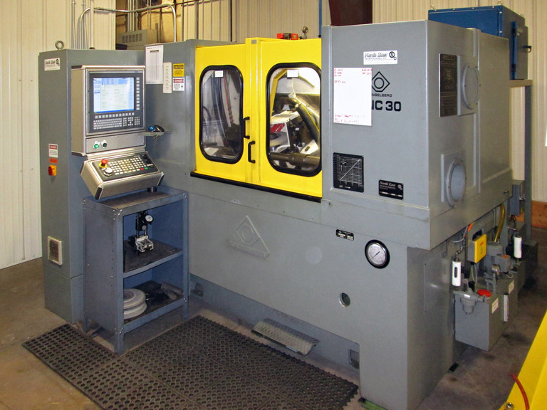 Ein ausgereiftes CNC-Modernisierungspaket auf Grundlage der NUM Technologie verdoppelt die Genauigkeit der Klingelnberg-SNC-30-Wälzfräser-Schärfmaschinen.