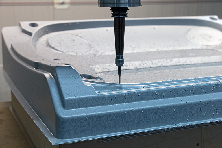 详细视图:铣刀正在加工用于挖掘机的塑料产品。