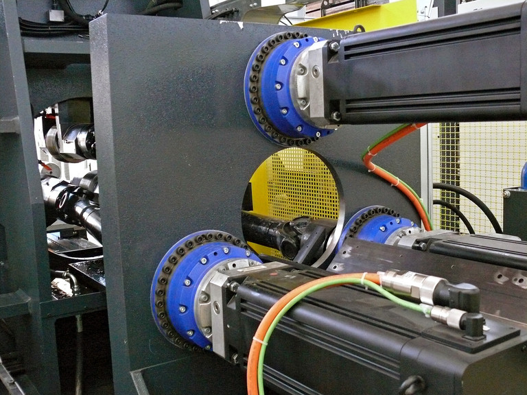 The thread rolling machine from the rear, showing 3 NUM motors. Lower right: The thread rolling machine from the front, with a mounted workpiece.